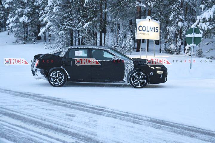 imgi_36_hyundai-elantra-cn8-spotted-arctic-circle-5