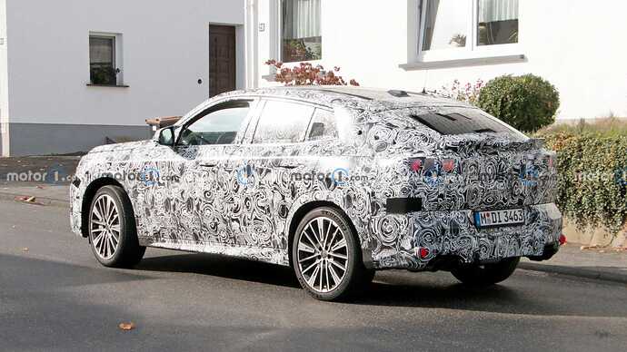 2024-bmw-x2-m35i-side-view-spy-photo (7)