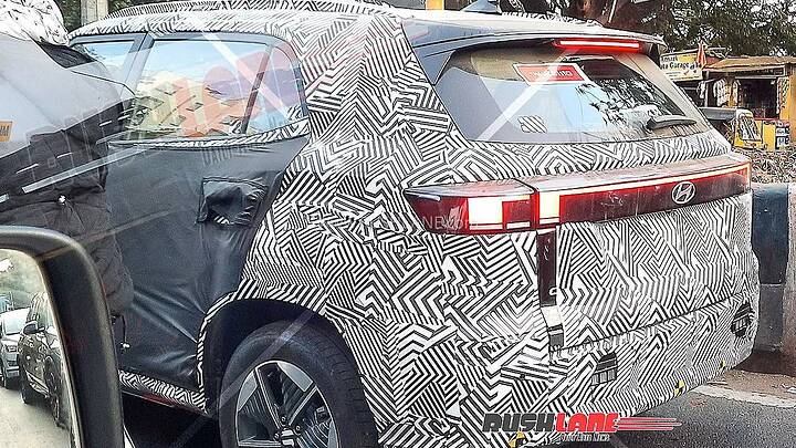 creta-ev-exterior-left-rear-three-quarter