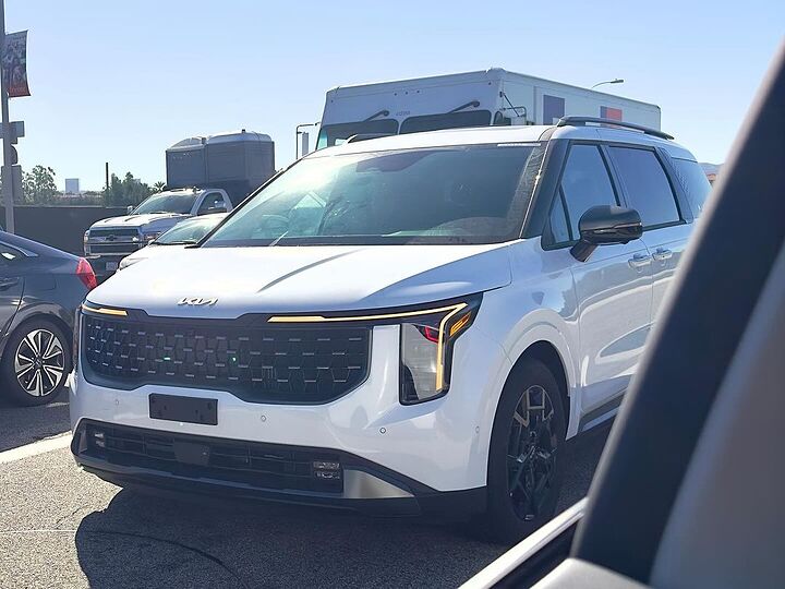 2025 Kia Carnival Hybrid spotted_n
