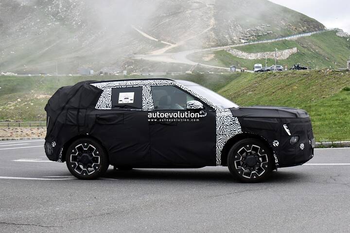 spy-photos-2027-hyundai-tucson-dons-art-of-steel-overalls-in-the-alps_19