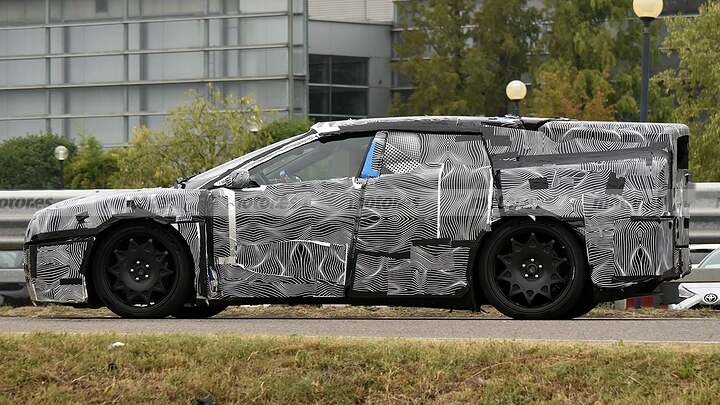 El primer eléctrico de Ferrari cazado durante la fase de pruebas estrenando camuflaje 8