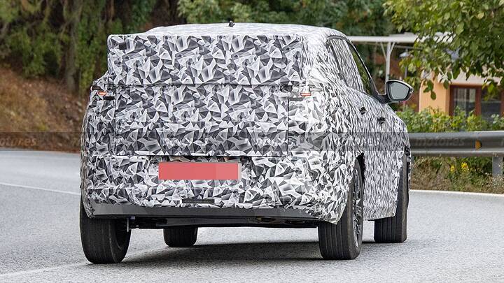 FIAT se adelanta a Dacia con un singular SUV Coupé, cazado el nuevo Panda Fastback 15