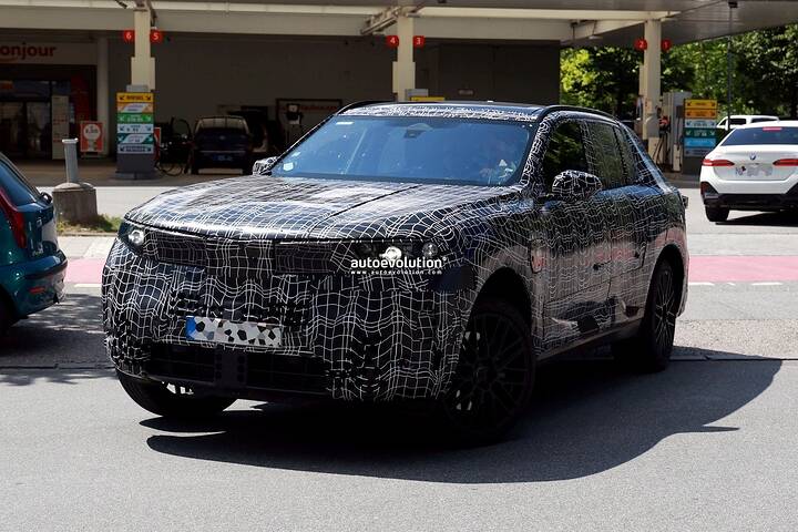 imgi_48_new-2027-bmw-x5-spy-photos-reveal-new-panoramic-display_10