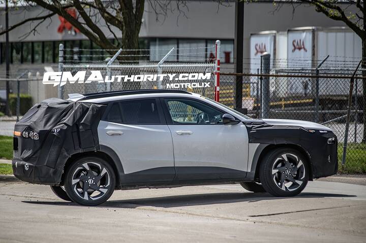 imgi662027-Chevrolet-Trax-Refresh-Prototype-Spy-Shots-newcarscoops-Exterior-008-side