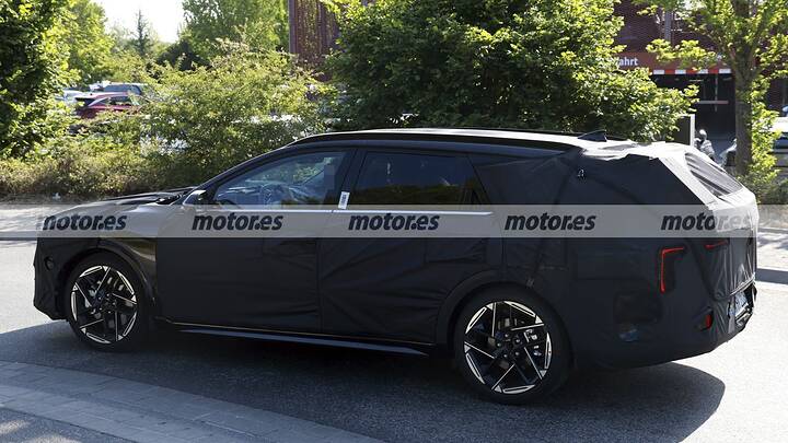 El nuevo familiar de KIA cazado en estas primeras fotos espía tiene algo del Optima… y apunta directo al Passat 15