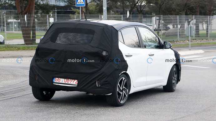 2024-hyundai-i10-rear-view-spy-photo (1)