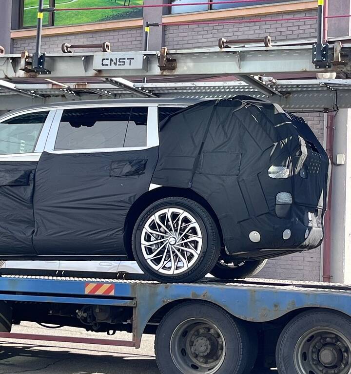 2026 Genesis GV90_thumb-b05b2f477355859ec7d05f8c3e757b32_1767837833_1777_950x1012