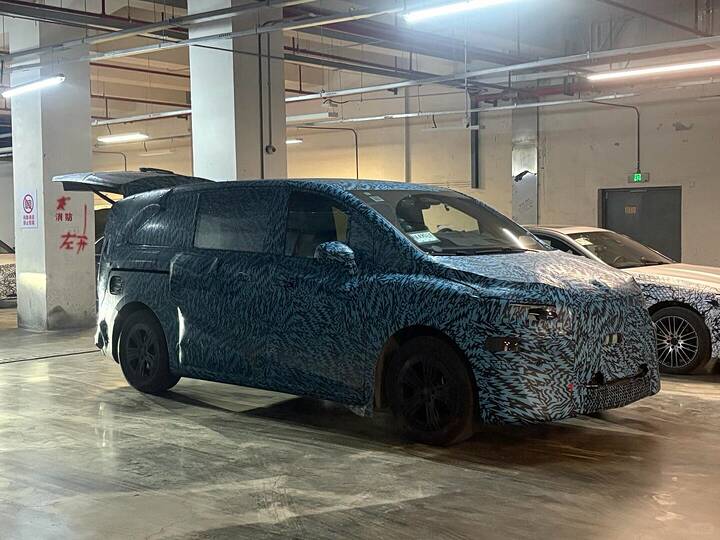 Several fresh Mercedes prototypes were spotted in China 🇨🇳, and the most eye-catching one is t (3)