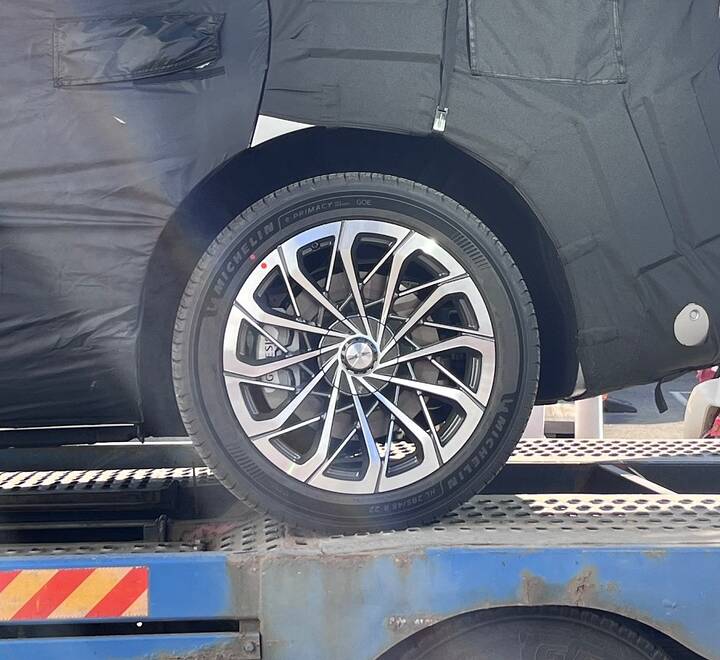 2026 Genesis GV90_thumb-b05b2f477355859ec7d05f8c3e757b32_1767837834_7807_950x872