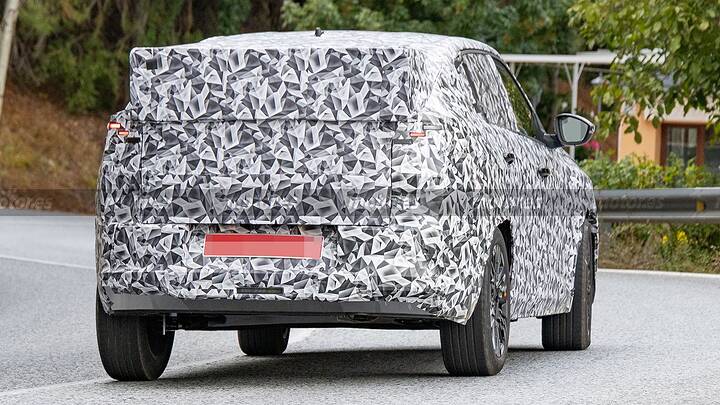 FIAT se adelanta a Dacia con un singular SUV Coupé, cazado el nuevo Panda Fastback 14