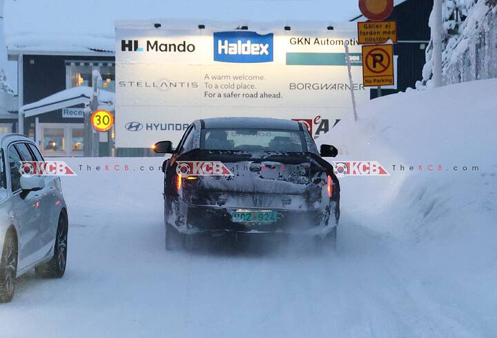 imgi_34_hyundai-elantra-cn8-spotted-arctic-circle-8