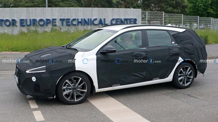 hyundai-i30-wagon-side-view-facelift-spy-photo (5)