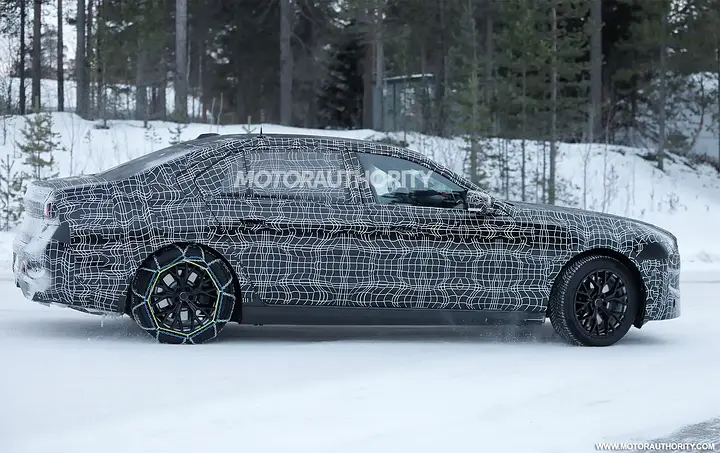 2027 BMW 7-Series facelift spy shots - Photo via Baldauf