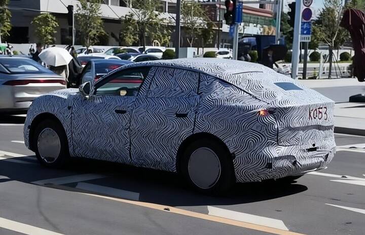 A camouflaged Xpeng Mona SUV_image