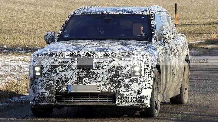 rolls-royce-suv-electrico-newcarscoops-2028-2026112302-1769702384_1