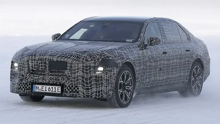 BMW 7-Series Facelift - front 3_4_sbzvyz