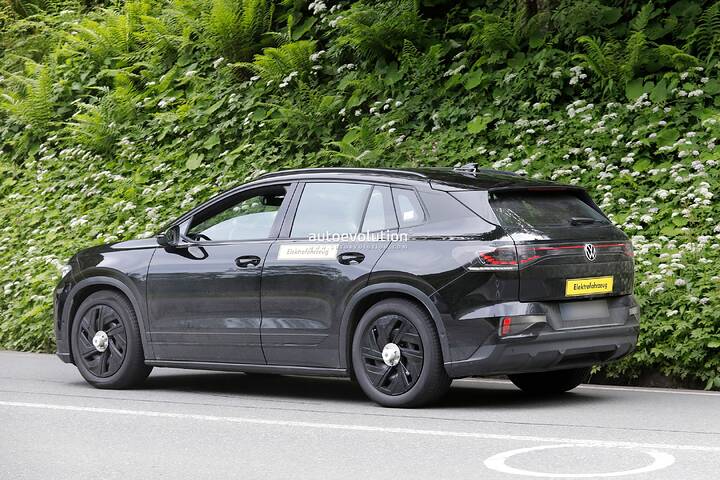 first-ever-volkswagen-id-tiguan-spied-ahead-of-its-us-launch-for-the-2027-newcarscoopsy_9