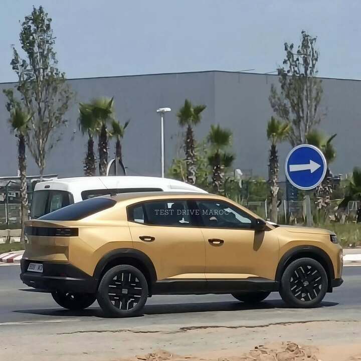 Olha o novo Fiat Fastback aparecendo sem camuflagens, pela primeira vez, no Marrocos.O flagra f.heic