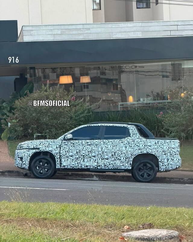 Nova Saveiro cabine simples AGORA em Ribeirão Preto acompanhada por um comboio de Strada e també (2)