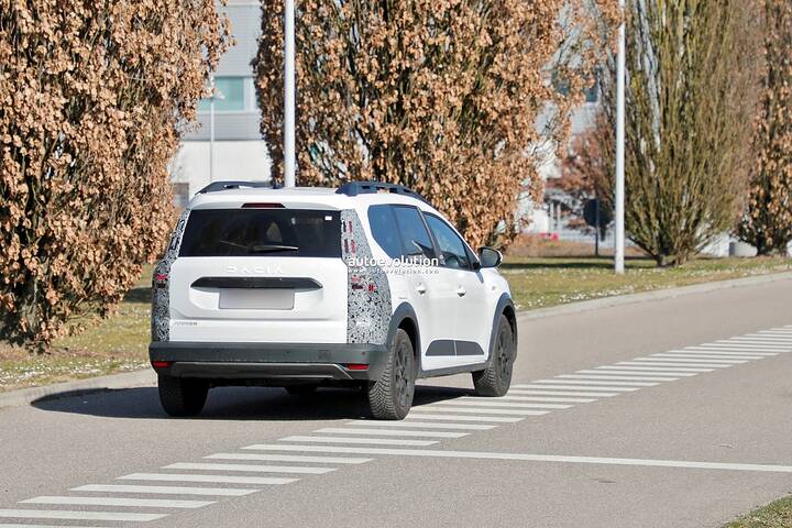 2026-dacia-jogger-facelift-spied-bigster-like-front-makeover_9