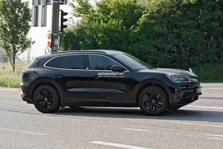 imgi_48_2026-porsche-cayenne-electric-spied-testing-with-less-disguise-than-ever_11