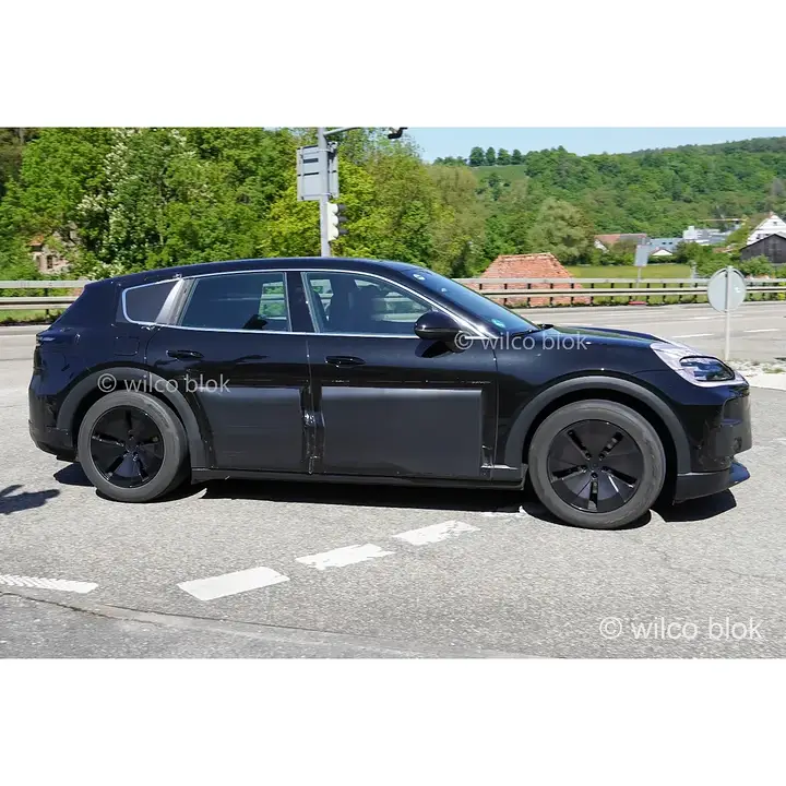 Captured during real-world testing near Porsche's development center in Weissach- the all-electric Porsche Cayenne!#Porsche #Cayenne #ev #Porschecayenne #cayenneev #electric #suv #prototype #erlkönig #spyshot #carspy #Germany #Weissac (1)