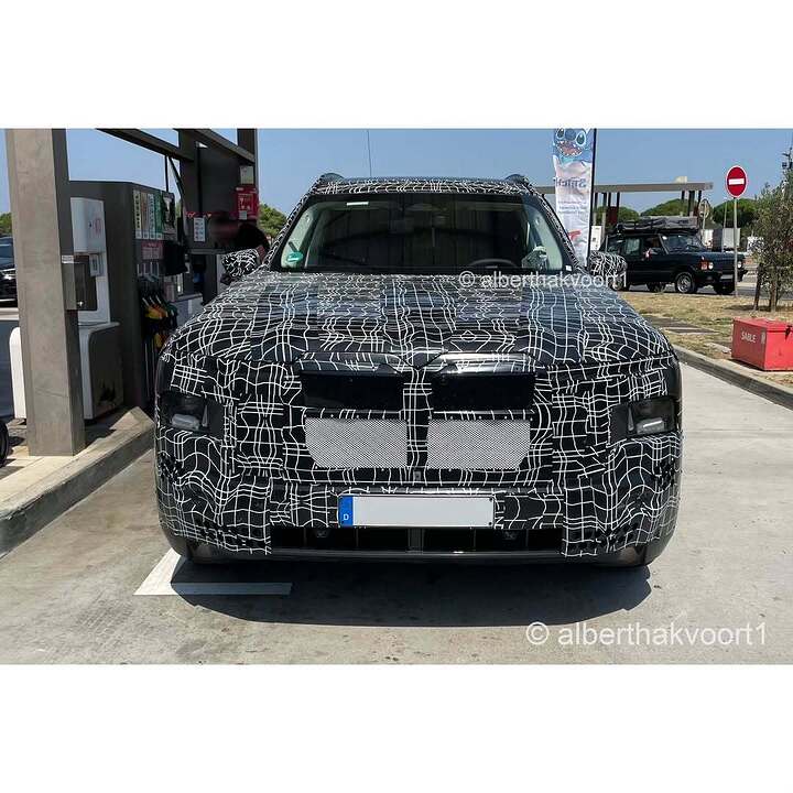 Next generation BMW X7 spied! Still with split headlights and that massive kidney grille. Thoug