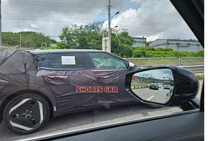 mysterious-kia-ev4-hatch-spied-4.png