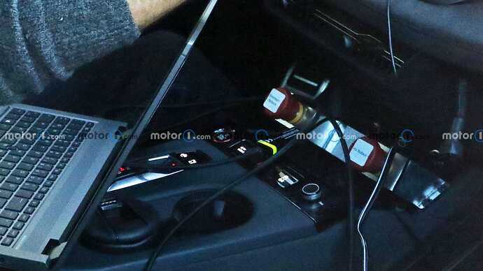 audi-q6-e-tron-interior-spy-photo (3)