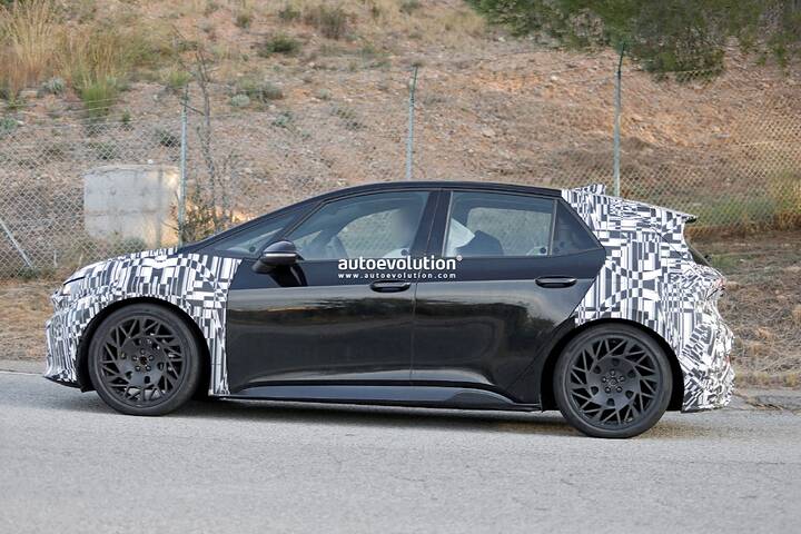 imgi_40_2026-cupra-born-spied-with-refreshed-front-bumper-headlights-and-taillights_8