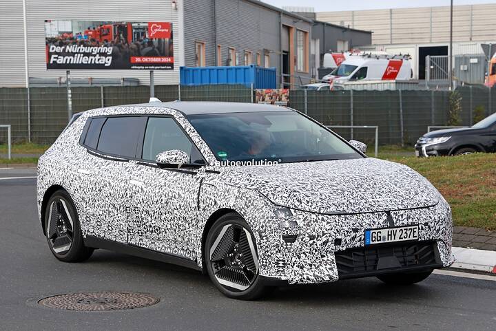 2025-kia-ev4-hatchback-sheds-camo-as-it-starts-high-speed-testing-on-the-nurburgring_10