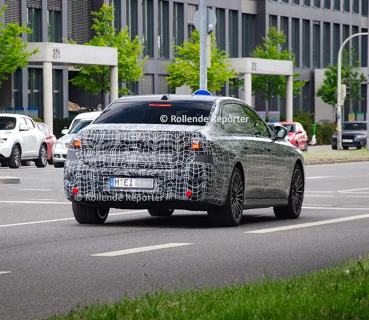 Facelifted flagship spotted on German roads  #BMW7seriesLCI #BMW7series #The7series #7series #7seriesLCI #BMW7 #BMW7G70 #BMWG70 #BMWi7 #BMW7er #Siebener #LifeCycleImpulse #SheerDrivingPleasure #FreudeamFahren #Erlkönig #Erwischt #Werkswag