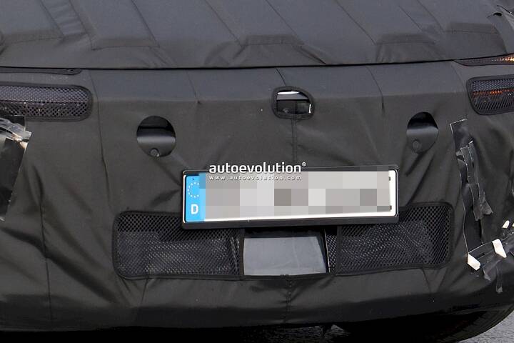 imgi_60_the-hyundai-ioniq-3-spied-with-concept-three-cues-tesla-esque-pleos-infotainment-system_10