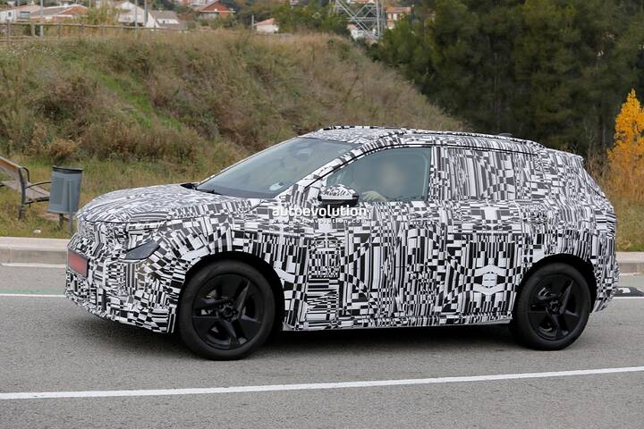 imgi_35_2026-skoda-epiq-spied-looking-as-close-to-production-as-it-gets_5