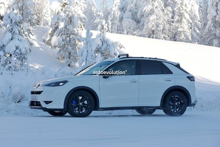 imgi_56_2027-volkswagen-t-roc-r-spied-packing-golf-r-thrills_16