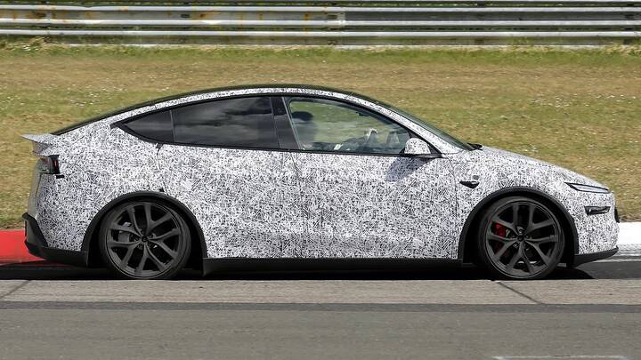 Tesla Model Y Performance - dynamic side profile_zjwgf4