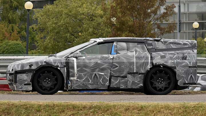 El primer eléctrico de Ferrari cazado durante la fase de pruebas estrenando camuflaje 6