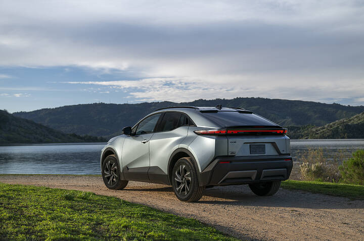 2026_Toyota_C-HR_SE_Overcast_001_NR