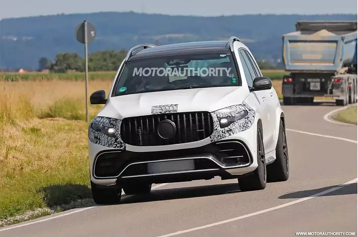 2027-mercedes-benz-amg-gls-63-facelift-spy-shots--photo-via-baldauf_100940131_l