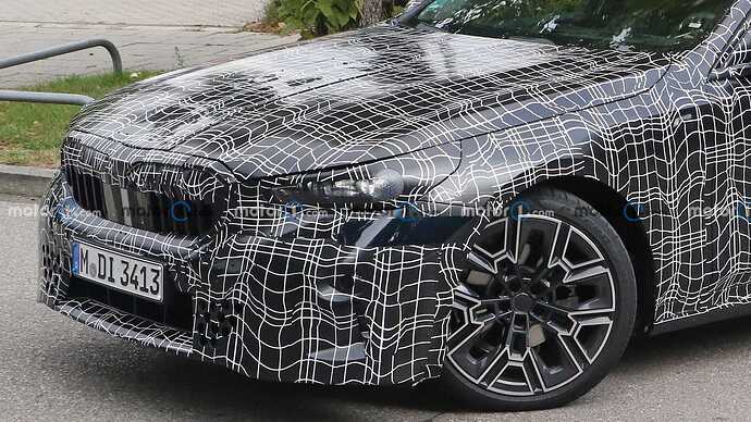 2024-bmw-5-series-front-view-spy-photo