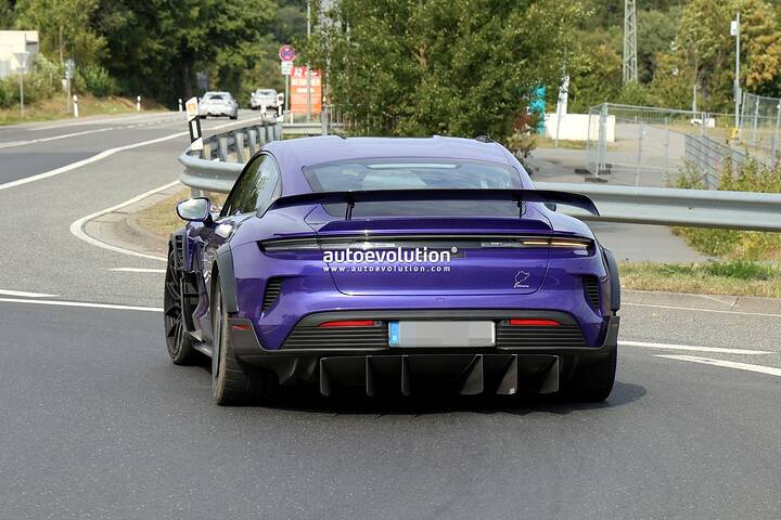 imgi_42_porsche-taycan-turbo-gt-weissach-looks-the-part-with-manthey-go-faster-parts_11