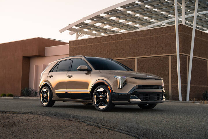 24875_2027_Niro