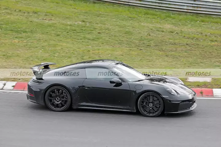 porsche-911-facelift-2024-fotos-espia-nurburgring-2024101745-1714068795_12