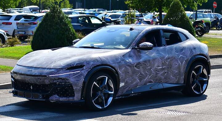 I caught this fully camouflaged Purosangue last week in front of the Ferrari factory in Maranell