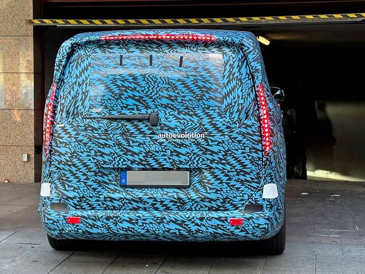 imgi_48_2027-mercedes-benz-vle-full-electric-passenger-van-spied-flaunting-rear-wheel-steering_12