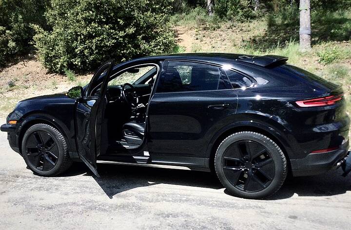 Best views 2027 Porsche Cayenne Coupe Facelift with new aero wheels #carspy #carspyshots #spyshots #erwischt  #erlkönig #ınstacar #carsoinstagram #carporn #carspotting #carspotter #porsche #porschecayenne #cayennecoupe #autogestop #pr (2)