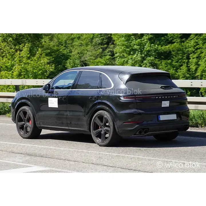 An electric Porsche Cayenne is on the way, but the Cayenne ICE isn't dead, he is getting another facelift!#Porsche #Cayenne #ice #facelift #Porschecayenne #prototype #erlkönig #spyshot #carspy #Germany #luxury #lifestyle #suv (3)