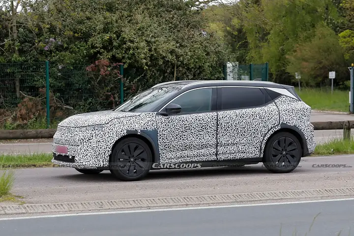Renault-Scenic-E-Tech-Spy-Shots-EV-4
