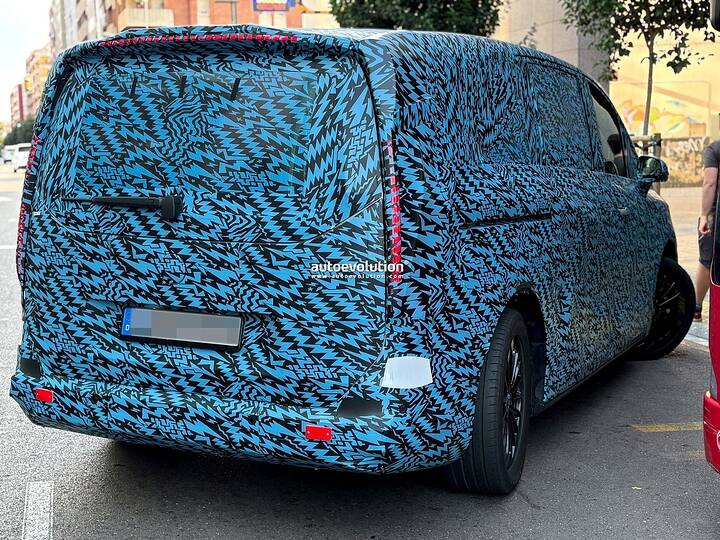 imgi_42_2027-mercedes-benz-vle-full-electric-passenger-van-spied-flaunting-rear-wheel-steering_6